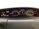 スピードメーターとタコメーターを大きく配した見やすいメーター部になっています。左側のインフォメーション画面でオドメーターや燃費などの情報を確認できます。