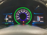 ハイブリット車専用のメーターです。中央のスピードメーターより左右のサブデスプレイで燃費や動力伝達などの情報が見れるようになっています。