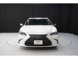 エクステリアは、一目でLEXUSとわかるスピンドルグリルを起点に、人が乗るキャビンの前後を大胆に絞り込んだ菱形のボディと力強く張り出したホイールフレアを融合させ、タイヤの存在を強調しています。