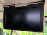 【フリップダウンモニター】大画面モニターで後席でもエンタメをお楽しみいただけます。小さなお子様にも大人気の装備です♪