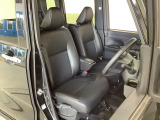 【運転席・助手席】内装ルームクリーニング済みです。しっかり綺麗にしていますので、是非、お確かめください。車に自信があるからこそ、是非一度ご来店頂き内外装も見てもらえると幸いです。