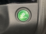 ECON モードをON にするとアクセルペダルの動きに対するエンジンの反応とエアコンの制御を切り換えることで、燃費のいい運転をするドライバーがペダルを踏んだ時と同じようにエンジンを制御します。