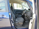 視点が高く遠くまで見渡せるため、長距離ドライブも快適です。 High eye level provides a great view for comfortable long drives.