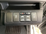 リアドアは乗り降りに便利な両側電動スライドドアです。また運転席に座っていながらスイッチ操作で自在にスライドドアを開け閉めできます。またHondaセンシング用のVSA解除スイッチも横に装備しています。