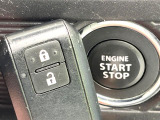 【キーレススタートシステム】カバンやポケットに入れたままでもドアの施錠・解錠が可能なスマートキーを装備。エンジンのオン・オフ時もカギを取り出す必要が無いからとっても便利です♪