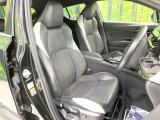 運転席まわりには十分なスペースがあり、大柄な方でもゆったり運転していただける環境です。