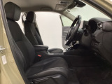 女性でも運転がしやすいように、シートの高さ調整機能(シートリフター)がついています。広い足元にゆったり座れるシートには肘掛も装備しており長距離の運転でも疲れにくいシートです。
