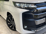 【LEDヘッドライト】悪天候や夜間走行時も良好な視界を確保し安心して運転できる高輝度LEDヘッドライトを装備!点灯速度が早く、消費電力も抑えられています。