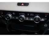 フルオートエアコンが装備されています!お好みの温度設定をするだけでエアコンの風量やモードの切り替えを自動でコントロールしてくれます!ユーザーの操作が少なく燃費走行にもつながります!