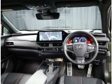 デザインもよく、居心地のよい運転席ですね。分かりやすいスイッチ類ですから操作もしやすく運転をサポートします。