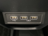 セレクトレバーの下に、スマートフォンなどの充電可能なUSB端子が2個、音源などの外部入力の可能なUSB端子が1個ついています。移動中に充電もできるので便利です。