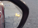 隣車線を走る車両をレーダーで検知し、ドアミラーでは確認しにくい後側方エリアに存在する車両に加え、急接近してくる車両も検知します。車両を検知するとドアミラーに搭載されたLEDインジケーターが点灯します。