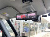 リアのカメラの画像を表示する『スマートルームミラー』で荷物いっぱいでも後部が見えます。 ディーラーオプション「前ドラレコ」も装備