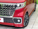 【LEDヘッドライト】悪天候や夜間走行時も良好な視界を確保し安心して運転できる高輝度LEDヘッドライトを装備!点灯速度が早く、消費電力も抑えられています。