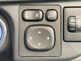 【電動格納ミラー】サイドミラーは電動格納式となっており、狭い駐車場でもキズがつくリスクを抑えられます。