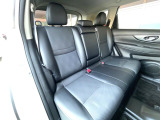 後部座席も気になるようなキズ・汚れやへたり等、大きなダメージはなく、良好な状態です。