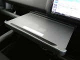 ノートPCを置いてお仕事や軽食時のトレイ代わりに便利なインパネテーブル装備です。危険ですので走行中は、収納しておいてください