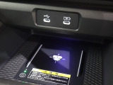 ワイヤレス充電ポートが装備されており、携帯電話等を置くだけで充電をすることができます!ケーブルいらずでスマートです♪TypeC用充ソケット、オーディオ対応ソケットもございます!