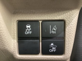 Hondaセンシング用の、VSA(ABS+TCS+横滑り抑制)解除と路外逸脱抑制機能のオンオフスイッチなどはハンドルの右側に装備しています。燃費に役立つECONボタンもここです。