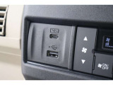 USBオーディオ用ソケットがついていますので携帯電話などを接続すれば音楽等の再生が可能です!充電用ソケットもございます!