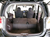 簡単に広がるラゲッジスペース♪可倒リヤシートを前に倒せばラゲッジスペースがさらに拡大!大きな荷物も収まります(^^)