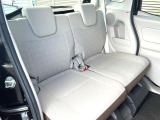 後部座席も気になるようなキズ・汚れやへたり等、大きなダメージはなく、良好な状態です。