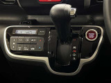 シフトレバーとエアコンの操作パネルをインパネに集約して、足元が広く使えるようになっています!オートエアコンで車内はいつでも快適!