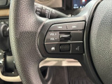 ステアリングにオーディオ操作スイッチが付いています。オーディオ画面に直接タッチしなくても操作が出来ますので、運転に集中できます。