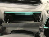 便利な収納スペースの助手席グローボックスです。小物もたくさん収納できます。
