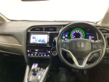 車内は光触媒抗菌消臭施工済です。インパネ周りはスタイリッシュなデザインです。グローブボックスやカップホルダーのほかにトレーなどたくさんの収納スペースが付いています。