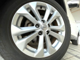 【17インチアルミホイール】外観にマッチしたアルミホイールを装着しております。各種アルミホイールや、スタッドレスタイヤも取扱いしております。是非ご相談ください♪