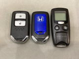 スマートキーを装備しています。鍵を差し込むことなくドアロックの開け閉めと、スタートボタン操作でのエンジンスタートができます。加えて、純正リモコンエンジンスターター用の操作キーもついています。