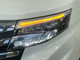 【LEDヘッドライト】悪天候や夜間走行時も良好な視界を確保し安心して運転できる高輝度LEDヘッドライトを装備!点灯速度が早く、消費電力も抑えられています。