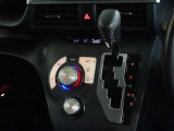 車内を快適に、オートエアコンを装備しています。