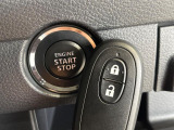 【キーレススタートシステム】カバンやポケットに入れたままでもドアの施錠・解錠が可能なスマートキーを装備。エンジンのオン・オフ時もカギを取り出す必要が無いからとっても便利です♪