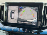 アラウンドビューモニターです。上空からお車の周りを見る感覚で表示されますので、車庫入れも簡単