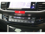 フルオートエアコンが装備されています!お好みの温度設定をするだけでエアコンの風量やモードの切り替えを自動でコントロールしてくれます!ユーザーの操作が少なく燃費走行にもつながります!