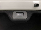 【ハンズフリーパワートランクリッド】スマートキーを携帯していれば、リヤバンパー下に足を出し入れするだけで、トランクリッドが自動開閉します。荷物が両手でふさがっている時便利です!