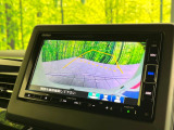 【バックカメラ】駐車時に後方がリアルタイム映像で確認できます。大型商業施設や立体駐車場での駐車時や、夜間のバック時に大活躍!運転スキルに関わらず、今や必須となった装備のひとつです!