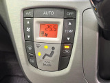 【オートエアコン】一度お好みの温度に設定すれば、車内の温度を検知し風量や温度を自動で調整。暑い&hellip;寒い&hellip;と何度もスイッチ操作をする必要はありません。快適な車内空間には必須の機能ですね♪