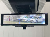 【インテリジェント ルームミラー】車両後方のカメラ映像をミラー面に映し出すので、車内の状況や、天候などに影響されずいつでもクリアな後方視界が得られます!