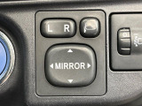 【電動格納ミラー】サイドミラーは電動格納式となっており、狭い駐車場でもキズがつくリスクを抑えられます。