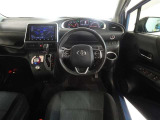 革巻きステアリングで快適な操作性の運転席です。