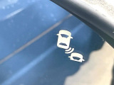 【ブラインドスポットインフォメーション】走行中、ドアミラーの死角になりやすい箇所に後続車が接近するとサイドミラー付近に警告を表示、ドライバーに注意喚起をしてくれます。