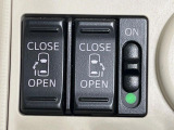 【両側パワースライドドア】スマートキーや運転席のスイッチで後席両側スライドドアの開閉が可能♪電動だから力を入れてドアを開ける必要が無く、小さなお子様でも簡単に開け閉めでき快適です♪
