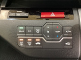 セレクトレバーの左側にオートエアコンがついてますので、お好みの温度をセットするだけで風の強さや風量を自動で調整します。スイッチも簡単操作で快適に過ごせます。