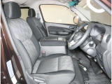 【フロントシート】運転席はしっかりと体を支えてくれる形状になっています】