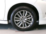 純正のアルミホイール装着車です。タイヤサイズは235/55R18です。