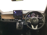 車内は光触媒抗菌消臭施工済です。スタイリッシュなデザインで暖かみのあるインパネ周りを演出します。グローブボックスやカップホルダーのほかにトレーなどたくさんの収納スペースが装備されています。