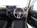 革巻きステアリングで快適な操作性の運転席です。